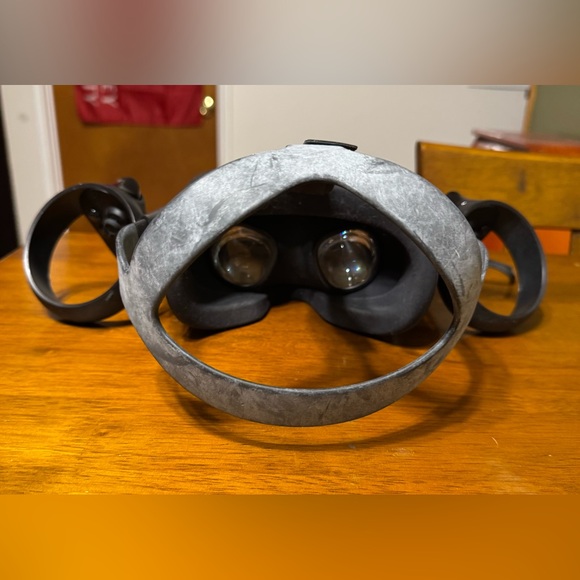 Oculus VR Headset with Controllers - Picture 6 of 6